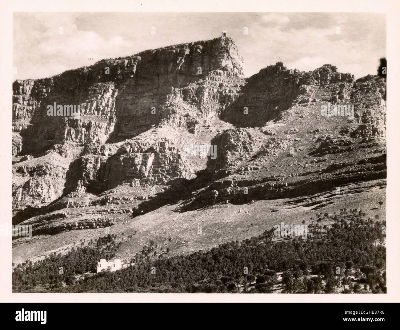 Vista di Table Mountain con una stazione di una funivia, costruttore: Blackshaw, Zuid-Afrika, c.. 1940 - c. 1960, supporto fotografico, stampa in argento gelatina, altezza 70 mm x larghezza 92 mm Foto Stock