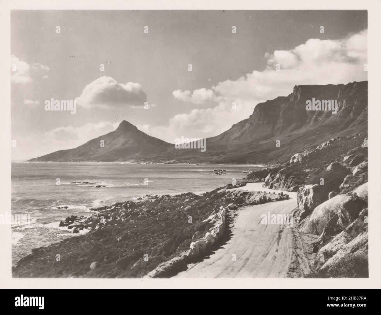 Vista di Table Mountain e Leeukop a Città del Capo, creatore: Blackshaw, Zuid-Afrika, c.. 1940 - c. 1960, supporto fotografico, stampa in argento gelatina, altezza 70 mm x larghezza 92 mm Foto Stock
