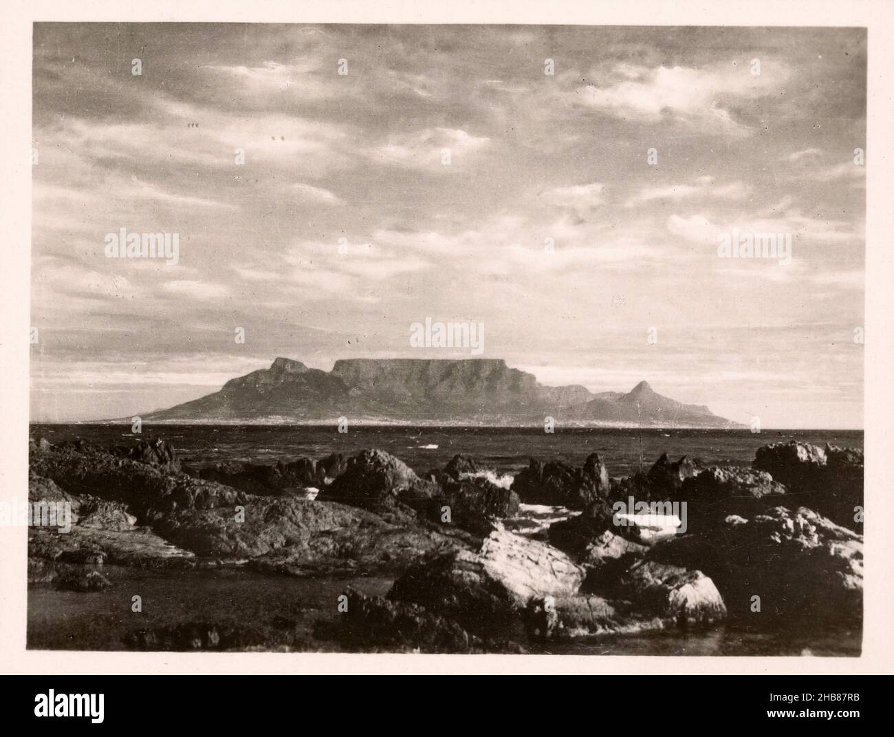 Vista di Table Mountain in Sudafrica, costruttore: Blackshaw, Zuid-Afrika, c.. 1940 - c. 1960, supporto fotografico, stampa in argento gelatina, altezza 70 mm x larghezza 93 mm Foto Stock