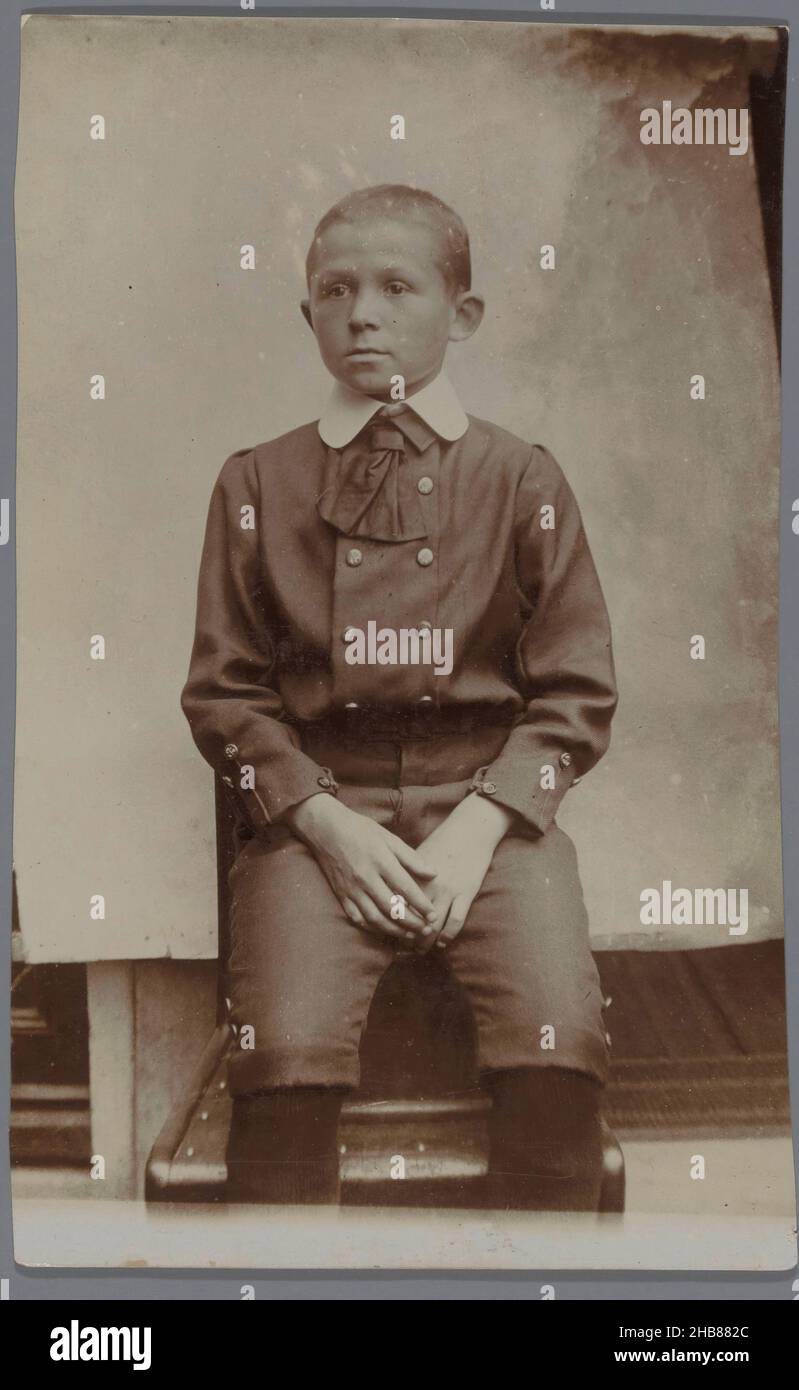 Ritratto di un ragazzo sconosciuto, anonimo, c.. 1910 - c. 1920, supporto fotografico, altezza 105 mm x larghezza 66 mm Foto Stock