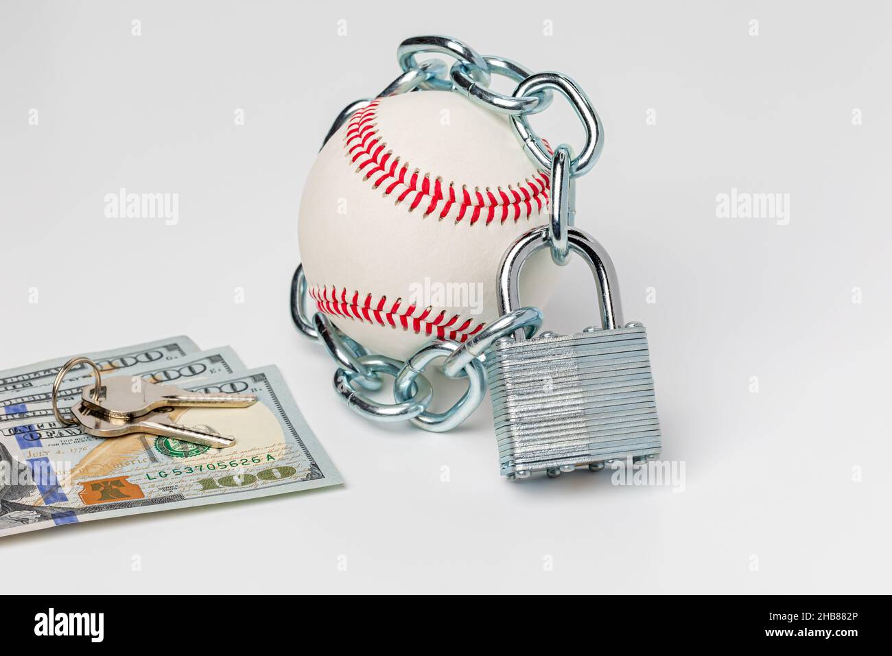 Baseball con catena e lucchetto. Attacco di baseball, blocco e concetto di disaccordo di lavoro. Foto Stock