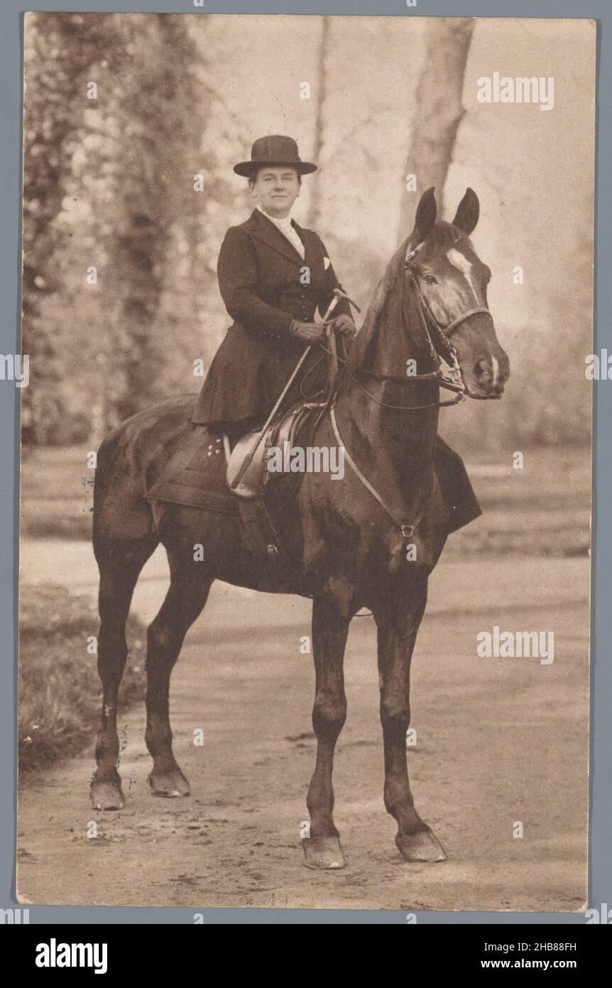 Ritratto della Regina Wilhelmina a cavallo, Herman Deutmann, anonimo, 1913 - 1920, cartone, altezza 140 mm x larghezza 90 mm Foto Stock