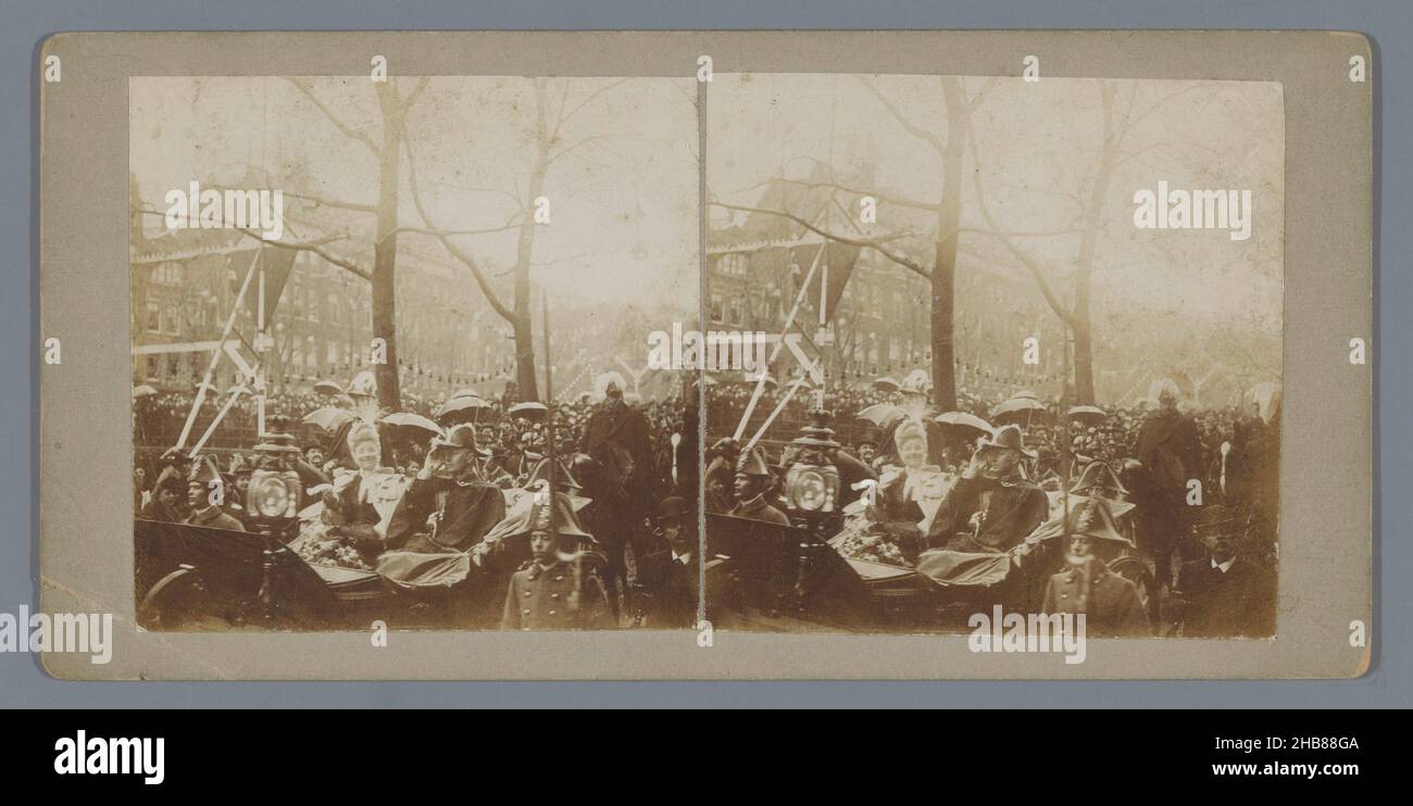 La regina Wilhelmina e il principe Enrico in una carrozza aperta, anonima, Amsterdam, 1901 - 1910, cartone, supporto fotografico, altezza 179 mm x larghezza 87 mm Foto Stock