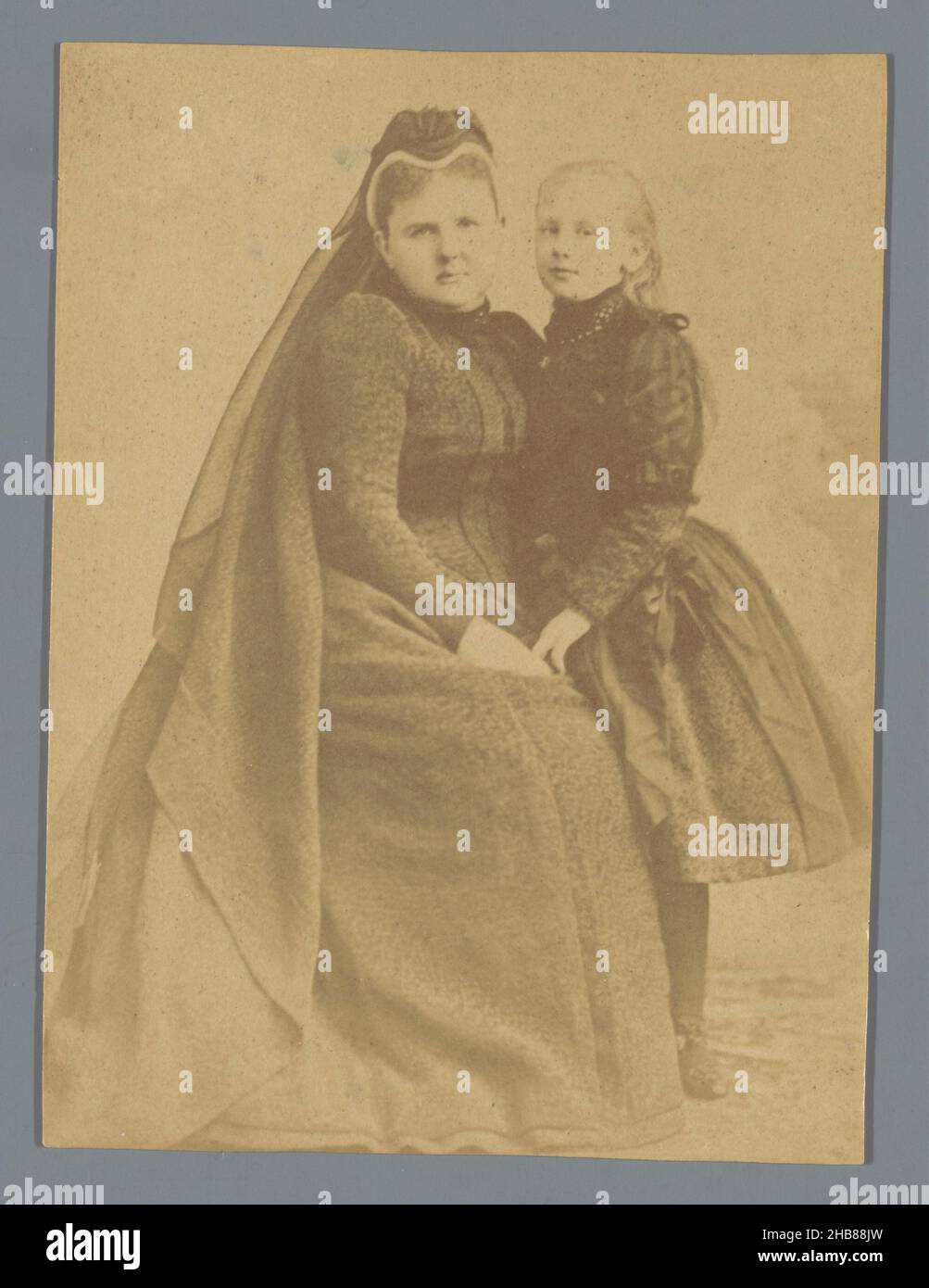 Ritratto della regina reggente Emma e della regina Wilhelmina in lutto abiti, anonimo, 18-Mar-1891, carta, stampa albume, altezza 132 mm x larghezza 99 mm Foto Stock