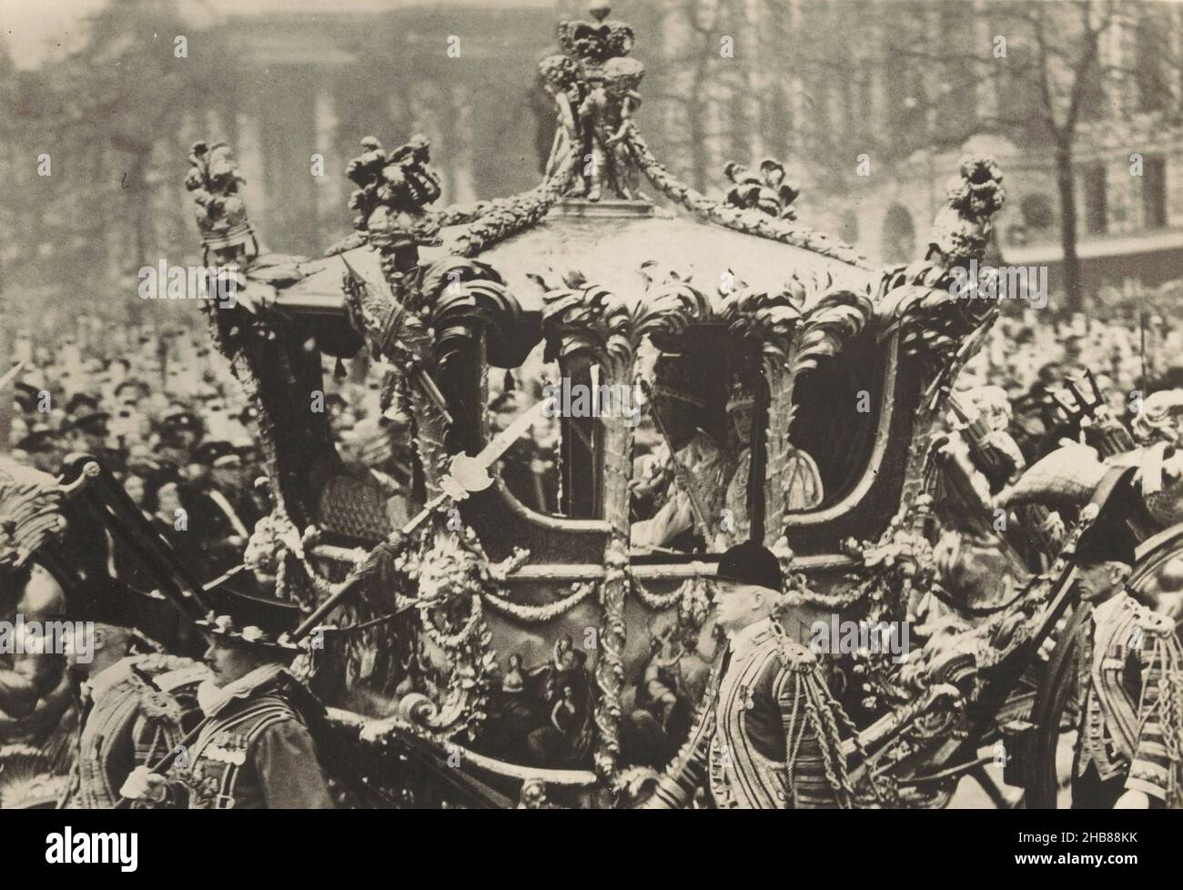 Re Giorgio VI del Regno Unito e la regina Elisabetta in carrozza dopo la loro incoronazione a Westminster Abbey, Anonymous, Londra, 12-Maggio-1937, supporto fotografico, stampa in argento gelatina, altezza 100 mm x larghezza 148 mm Foto Stock