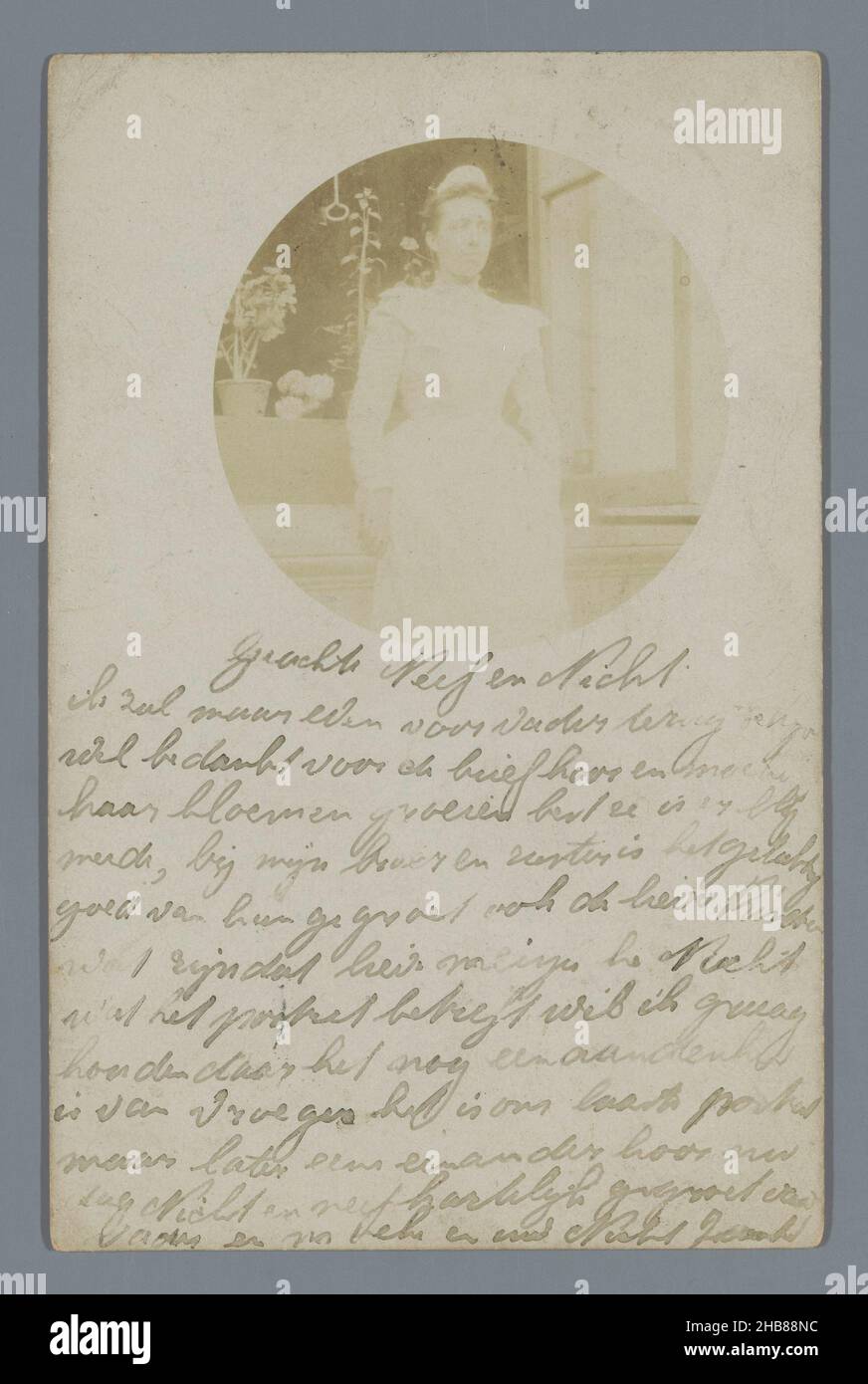 Ritratto di una donna sconosciuta, anonimo, Paesi Bassi, c.. Gen-1902 - prima del 10-Nov-1902, supporto fotografico, stampa in argento gelatina, altezza 59 mm x larghezza 59 mm Foto Stock