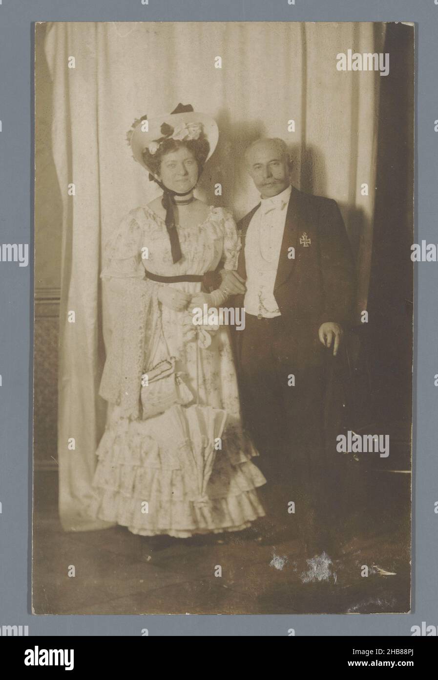 Ritratto di un uomo e di una donna ignoti, anonimo, c.. 1900 - prima del 1907, supporto fotografico, stampa in argento gelatina, altezza 140 mm x larghezza 90 mm Foto Stock