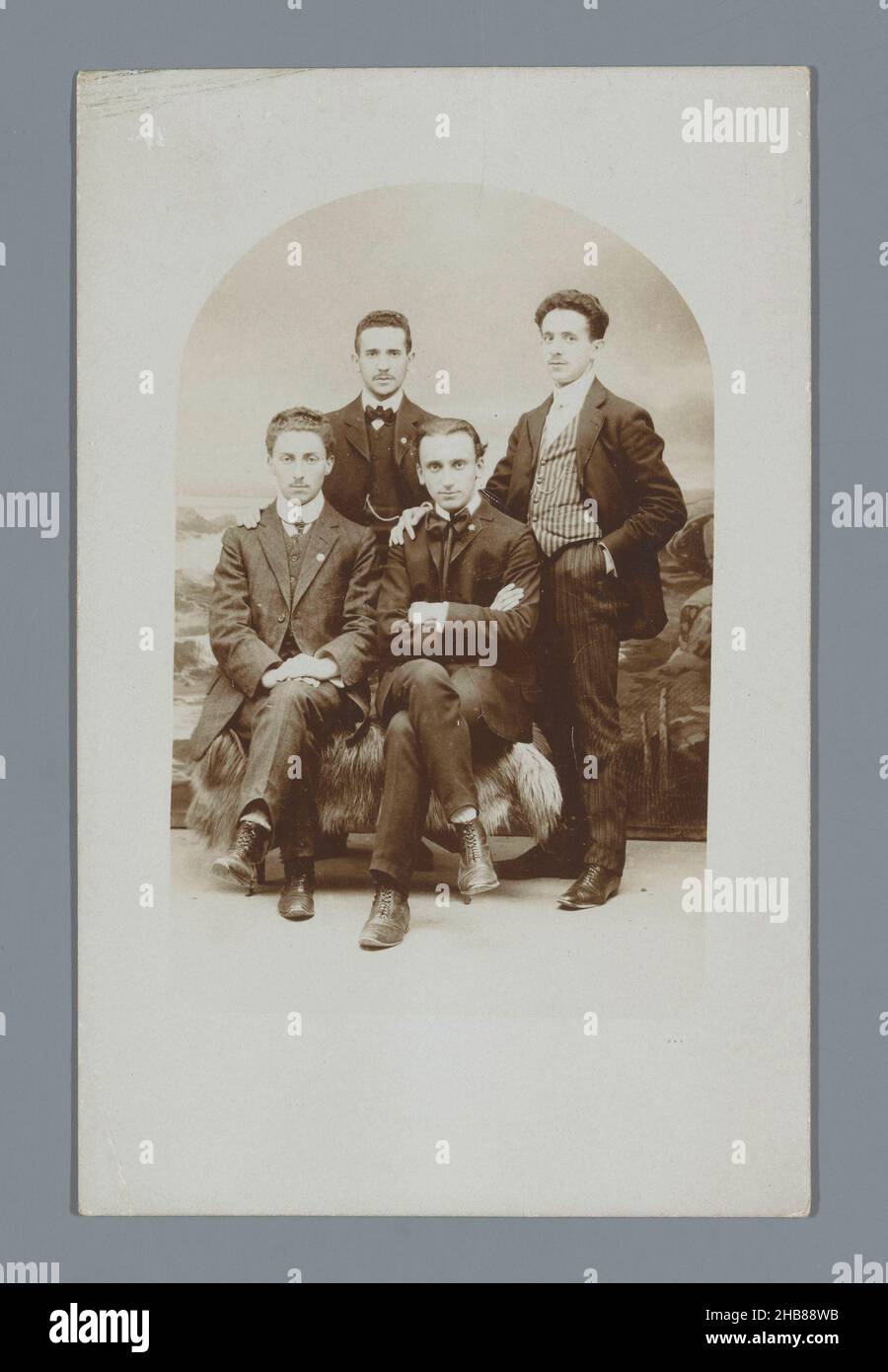 Ritratto di quattro uomini sconosciuti, anonimo, in o dopo 1907 - c.. 1915, supporto fotografico, altezza 101 mm x larghezza 66 mm Foto Stock