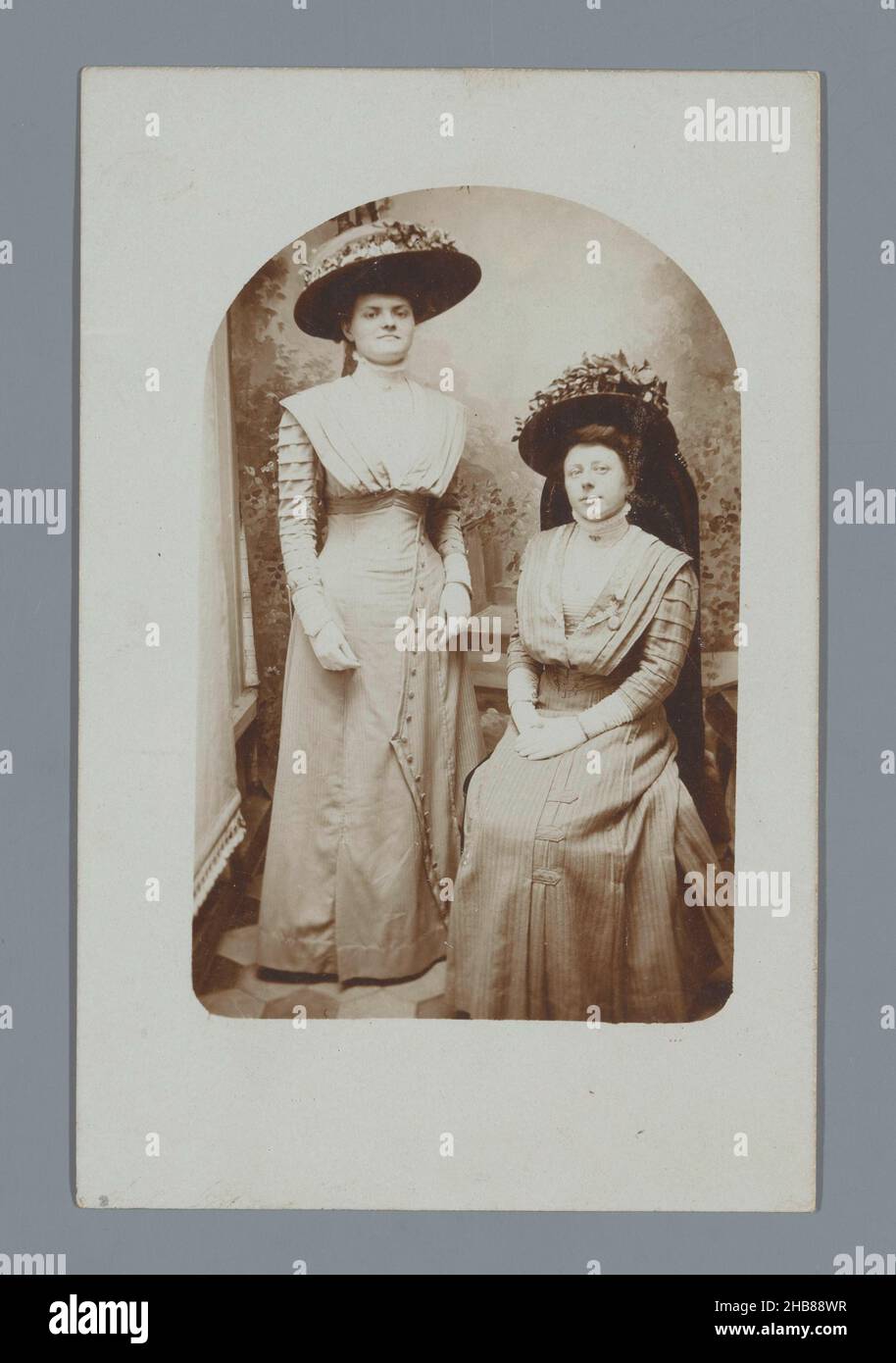 Ritratto di due donne sconosciute, anonime, in o dopo 1907 - c.. 1915, supporto fotografico, altezza 101 mm x larghezza 66 mm Foto Stock