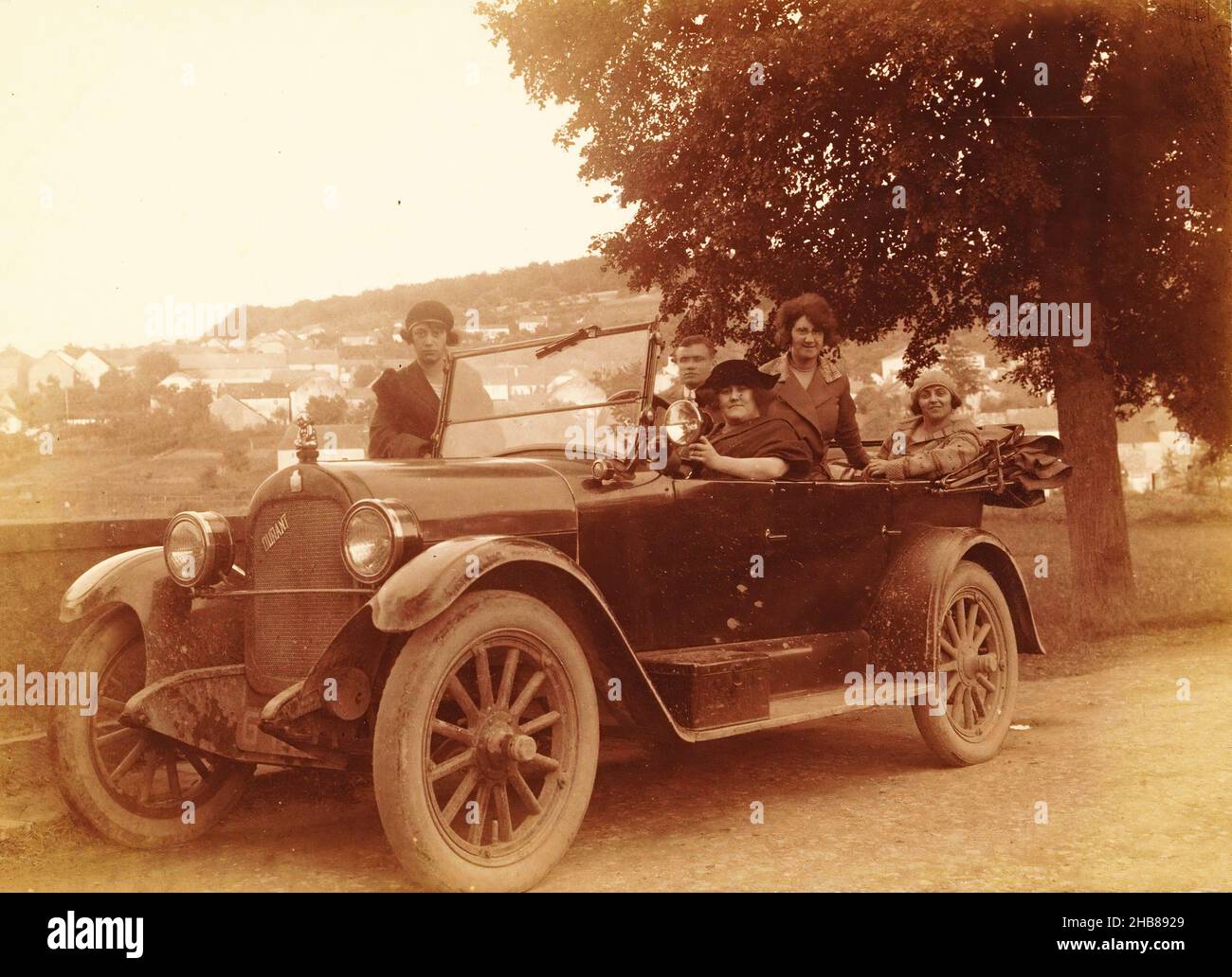 Società sconosciuta in un'auto, anonima, c.. 1910 - c. 1920, supporto fotografico, stampa in argento gelatina, altezza 77 mm x larghezza 106 mm Foto Stock