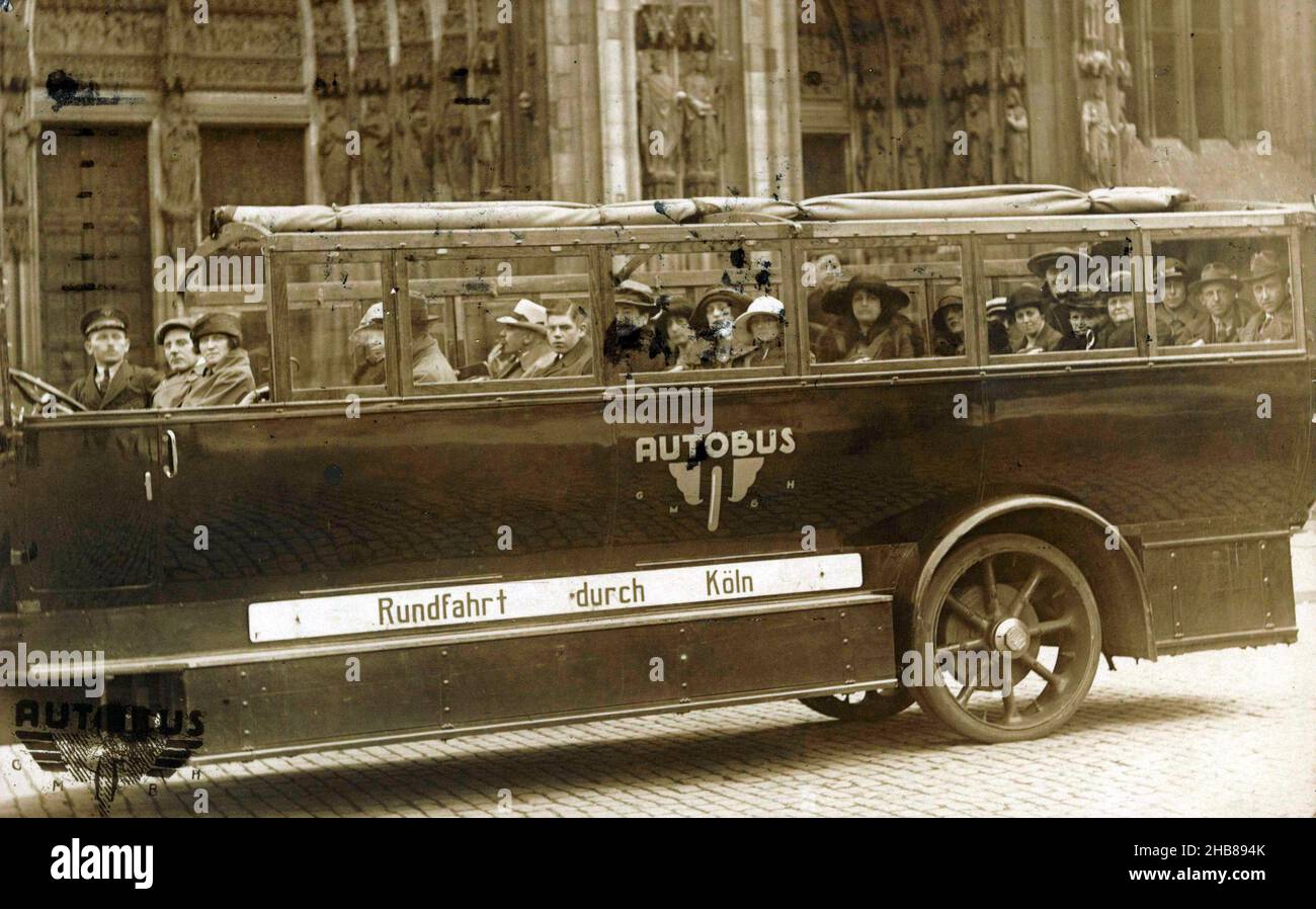 Compagnia in un Canal car di fronte alla Cattedrale di Colonia, anonymous, Colonia, c.. 1922, supporto fotografico, stampa in argento gelatina, altezza 138 mm x larghezza 87 mm Foto Stock