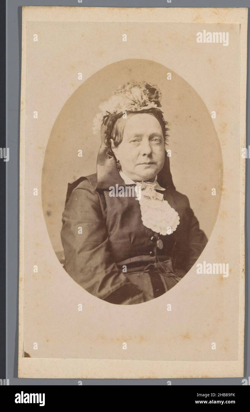 Ritratto di una donna sconosciuta, anonimo, 1855 - 1885, carta, cartone, stampa albume, altezza 103 mm x larghezza 62 mm Foto Stock