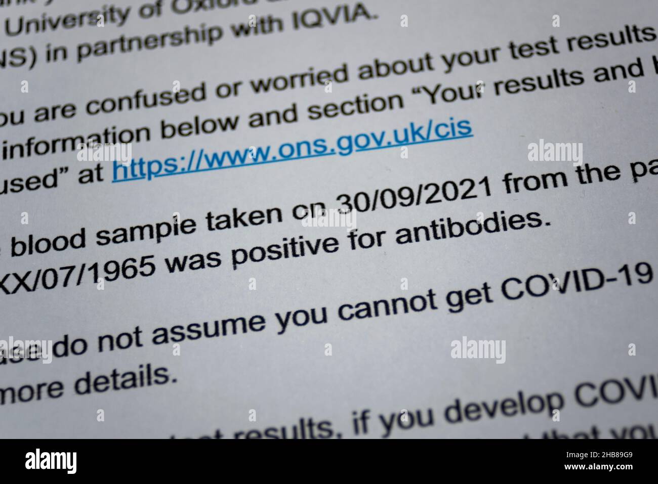 Lettera NHS autentica che informa di essere positiva per gli anticorpi COVID-19 dopo un campione di sangue. Home test per l'Ufficio di Statistica Nazionale Foto Stock