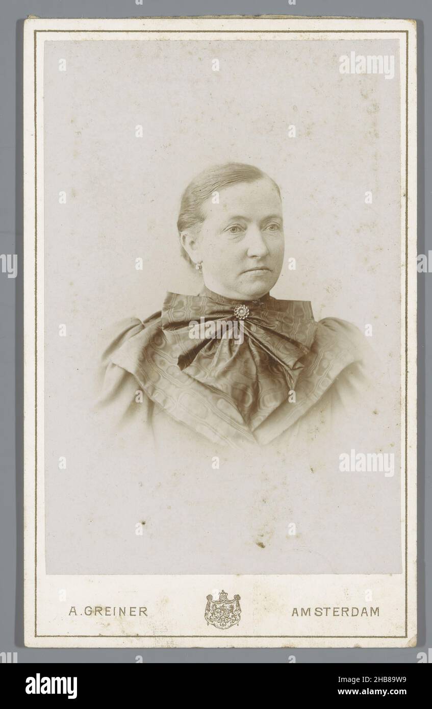 Ritratto di una donna sconosciuta, Albert Greiner (citato in oggetto), Amsterdam, 1880 - 1887, supporto fotografico, cartone, altezza 105 mm x larghezza 66 mm Foto Stock