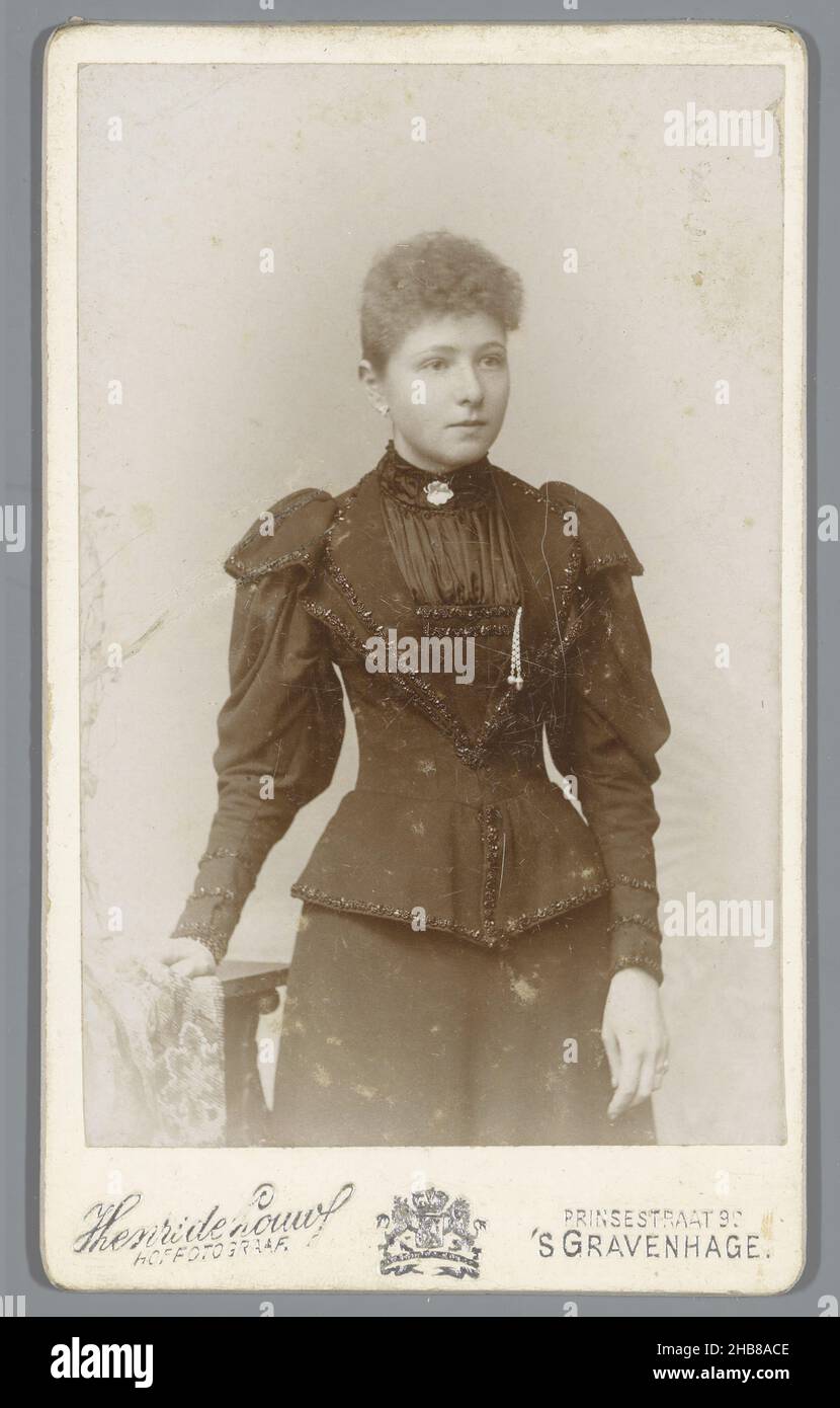 Ritratto di una donna ignota, Henri de Louw (menzionato sull'oggetto), l'Aia, 1891 - 1899, supporto fotografico, cartone, altezza 105 mm x larghezza 63 mm Foto Stock