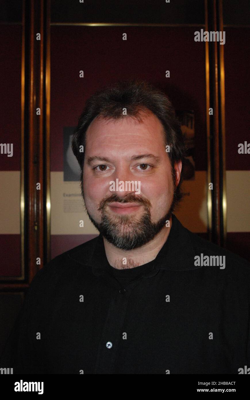 Dr Gareth Williams, direttore della ricerca, Tutbury Castle, curatore del primo conio medievale, British Museum, alla mostra vale of York Hoard 2010 Foto Stock