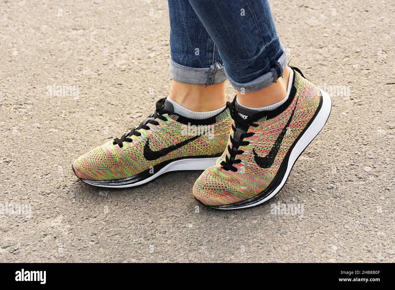 Chernihiv, Ucraina - 19 aprile 2019: Primo piano le sneakers Nike. Scarpe  da donna Foto stock - Alamy