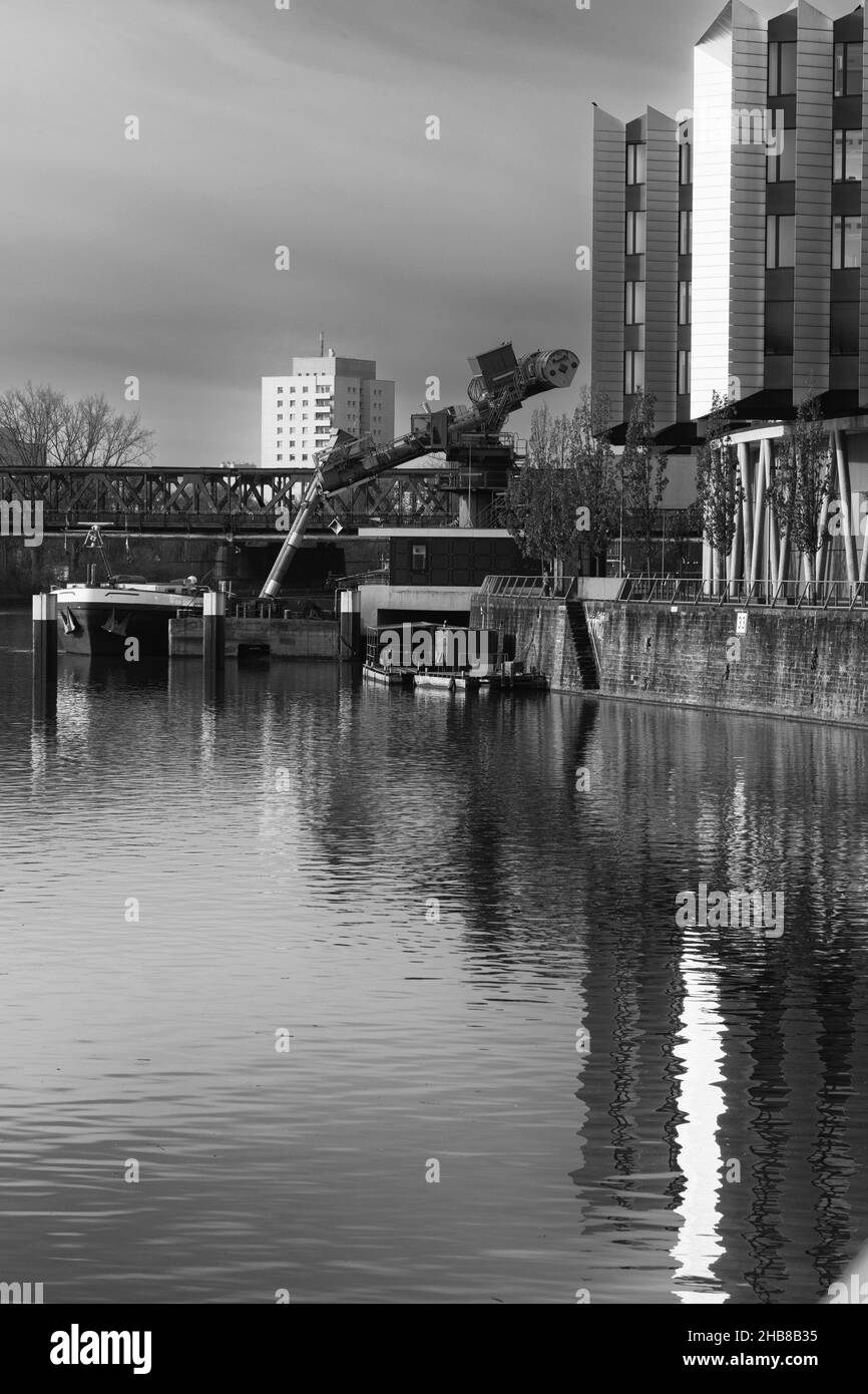 Scarico del carbone sulla nave attraverso il sistema di scarico della nave a Westhafen di Francoforte in bianco e nero Foto Stock