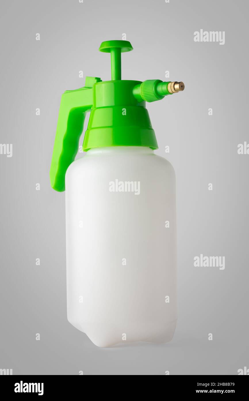 garden plant annaffiatura spray può mockup dima, bottiglia di plastica spray isolato su sfondo grigio neutro Foto Stock