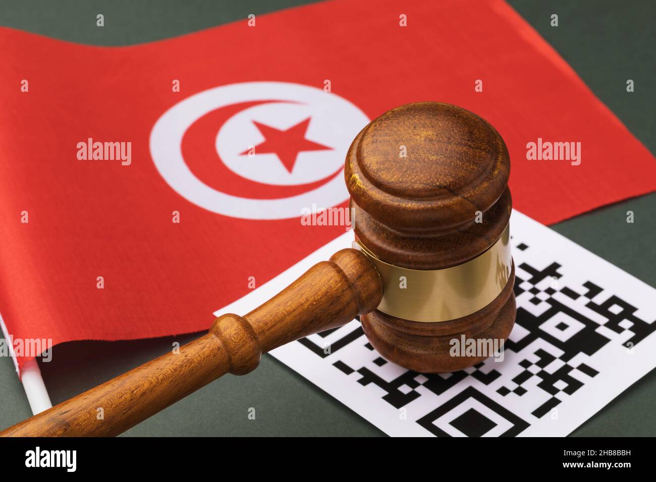 Giudice gavel, scheda codice a barre e bandiera tunisina, concetto di punizione amministrativa per violazione del regime utilizzando codici QR in Tunisia Foto Stock