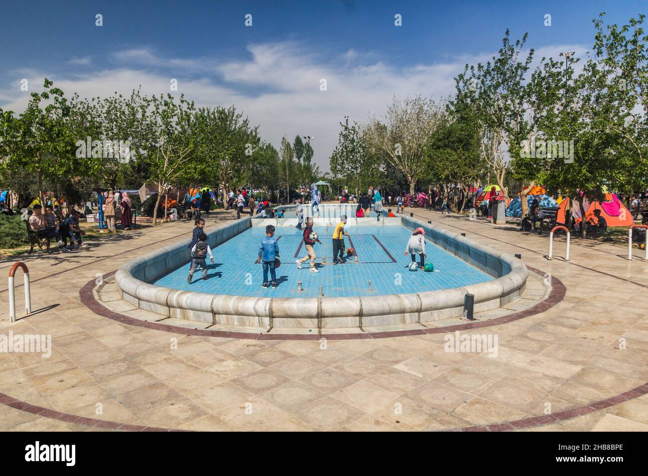 TEHERAN, IRAN - 2 APRILE 2018: Le persone si accampano e i bambini giocano nel parco intorno al Mausoleo di Ruhollah Khomeini vicino Teheran durante il Nowruz Foto Stock