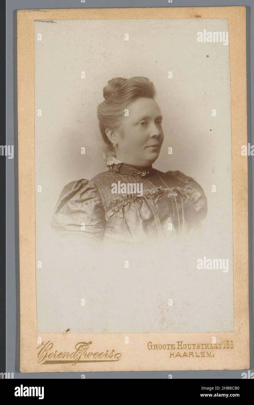 Ritratto di una donna sconosciuta, Berend Zweers (menzionato sull'oggetto), Haarlem, 1899 - 1920, carta baryta, cartone, altezza 104 mm x larghezza 66 mm Foto Stock