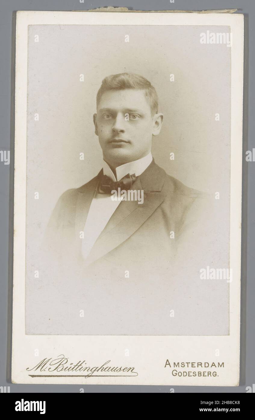 Ritratto di un giovane sconosciuto, Max Büttinghausen (menzionato sull'oggetto), Bad Godesberg (possibilmente), 1886 - 1906, carta baryta, cartone, altezza 105 mm x larghezza 64 mm Foto Stock