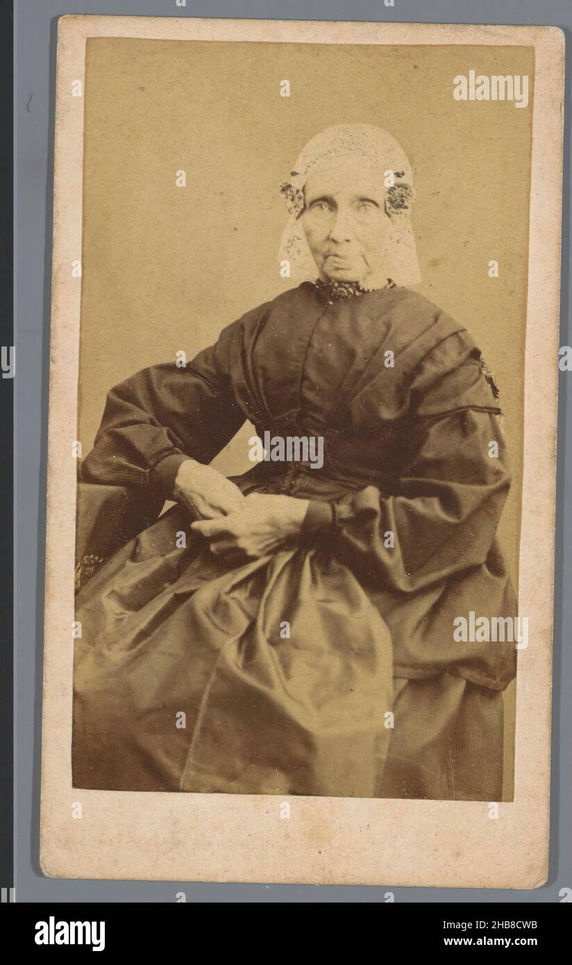 Ritratto di una vecchia donna sconosciuta, anonimo, 1854 - 1885, carta, cartone, stampa albume, altezza 106 mm x larghezza 62 mm Foto Stock