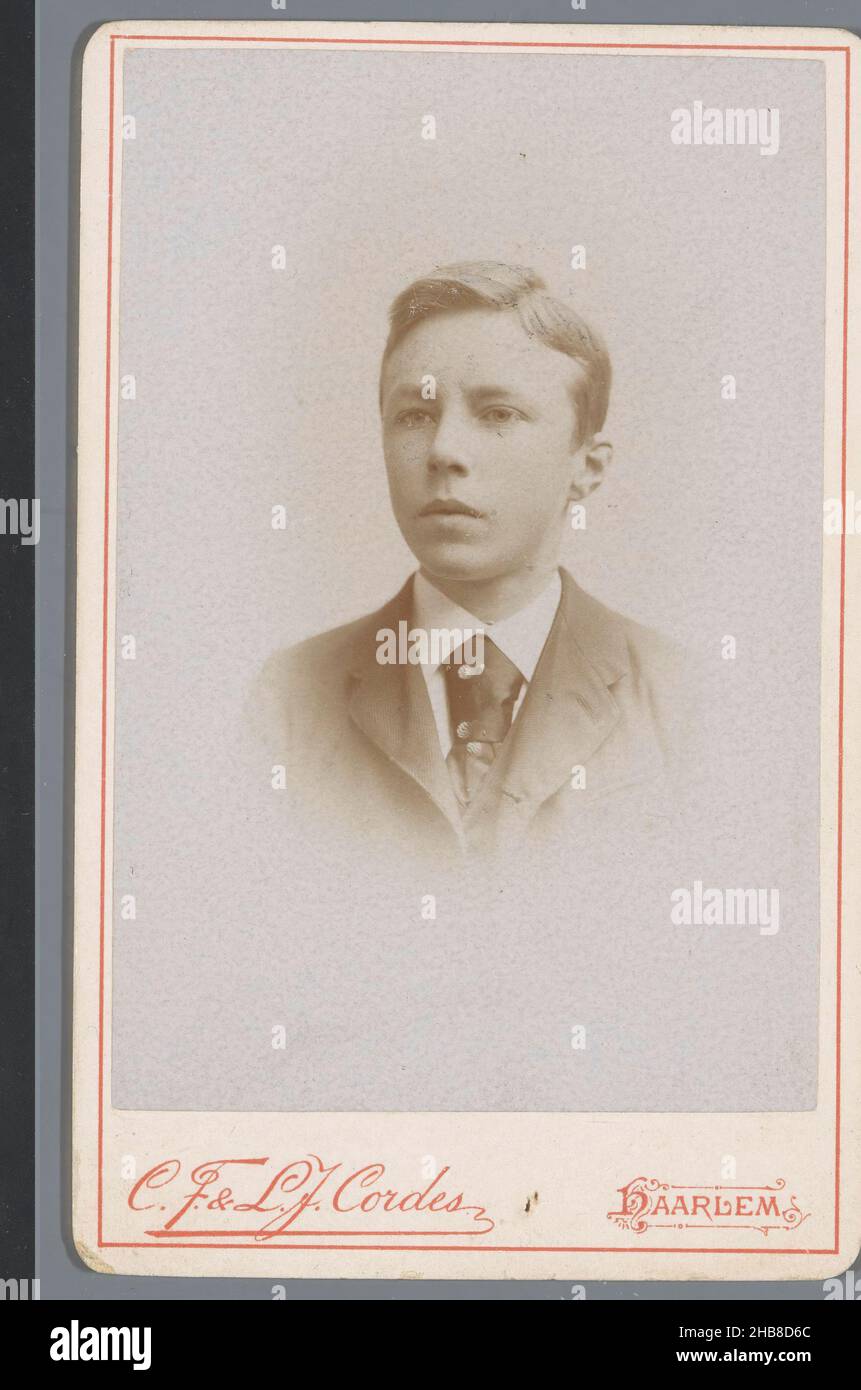 Ritratto di un ragazzo sconosciuto, Gebroeders Cordes (menzionato sull'oggetto), Haarlem, 1888 - 1901, carta baryta, cartone, altezza 105 mm x larghezza 66 mm Foto Stock