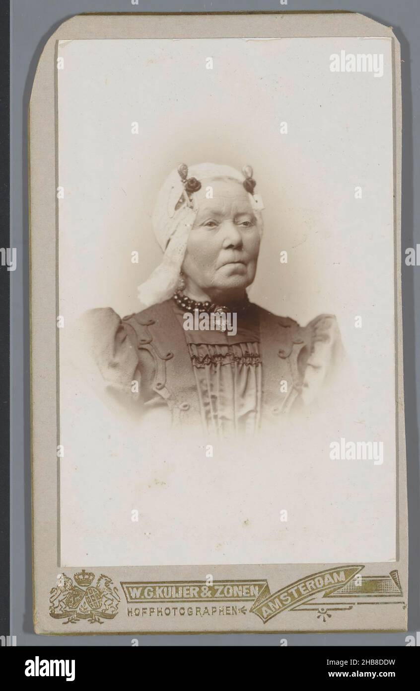 Ritratto di Trijntje Ton, W. G. Kuijer & Zonen (menzionato sull'oggetto), Amsterdam, 1890 - 1906, cartone, carta baryta, altezza 104 mm x larghezza 62 mm Foto Stock