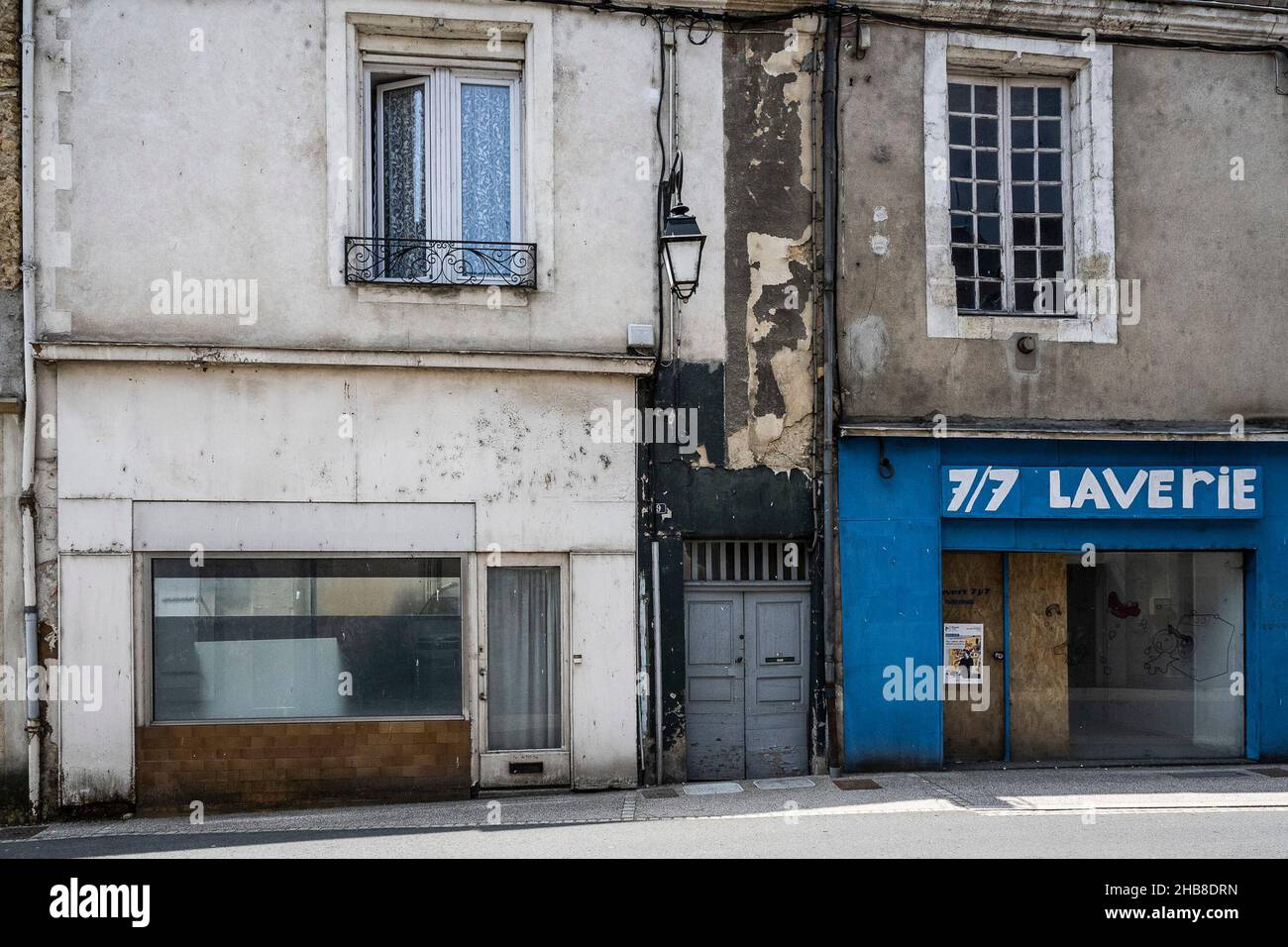 Saint-Calais (Francia nord-occidentale): Negozi chiusi nel centro della città. Desertificazione e chiusura di negozi d'angolo in piccole città Foto Stock