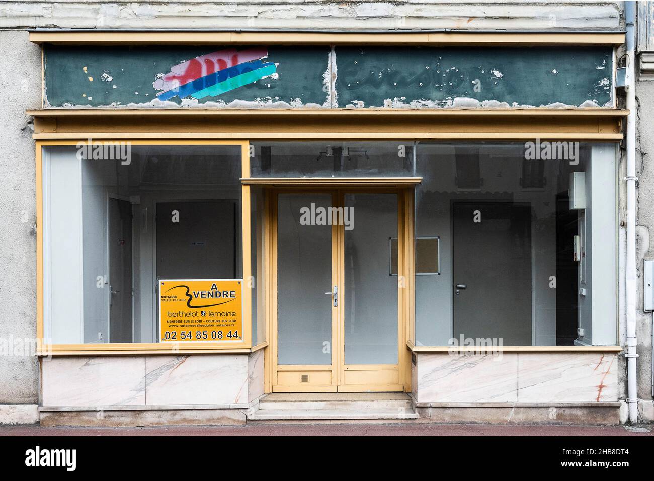 Montoire-sur-le-Loir (Francia nord-centrale): Negozio chiuso nel centro della città. Desertificazione e chiusura di negozi d'angolo in piccole città Foto Stock