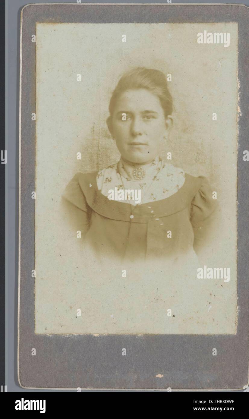 Ritratto di una donna sconosciuta, anonimo, 1880 - 1920, supporto fotografico, cartone, lunghezza 105 mm x larghezza 64 mm Foto Stock