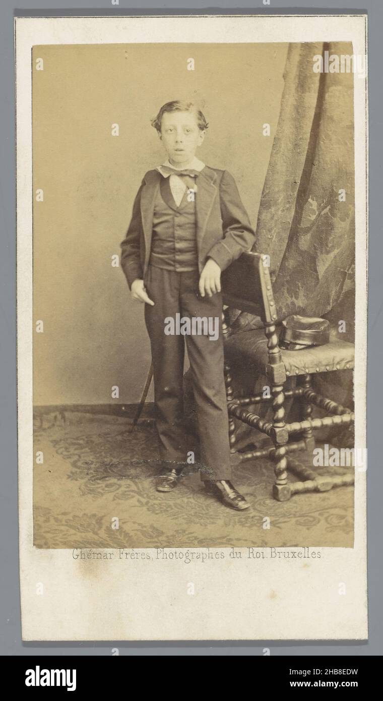 Ritratto di un ragazzo sconosciuto, Ghémar Frères (citato in oggetto), Bruxelles, 1859 - 1890, cartone, carta, stampa albume, altezza 106 mm x larghezza 60 mm Foto Stock