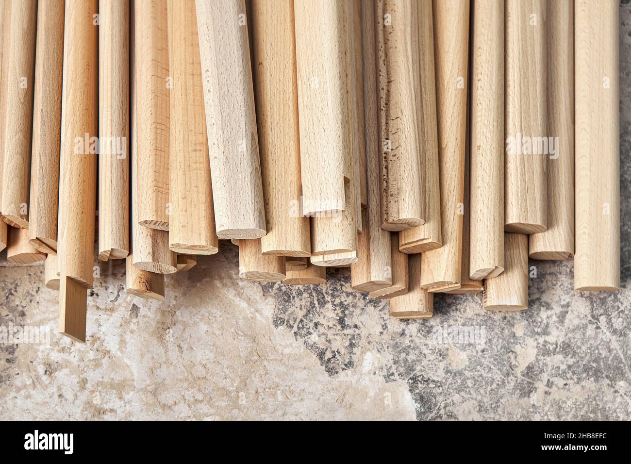 Enorme mucchio di barre di legno in solido materiale di faggio si trova in contemporanea Falegnameria laboratorio primo piano vista superiore. Produzione di lad svedese in legno Foto Stock