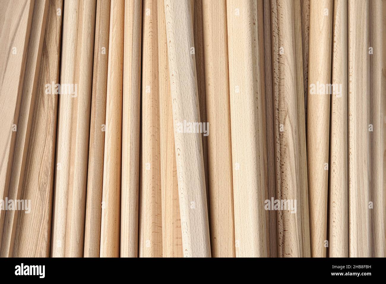 Enorme mucchio di barre di legno fatto di solido materiale di faggio si trova in Falegnameria contemporanea come backgroung primo piano vista superiore Foto Stock