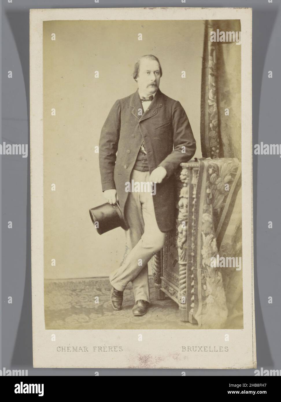 Ritratto di un uomo sconosciuto, Ghémar Frères (citato in oggetto), Bruxelles, 1859 - 1894, carta, cartone, stampa albume, altezza 103 mm x larghezza 63 mm Foto Stock