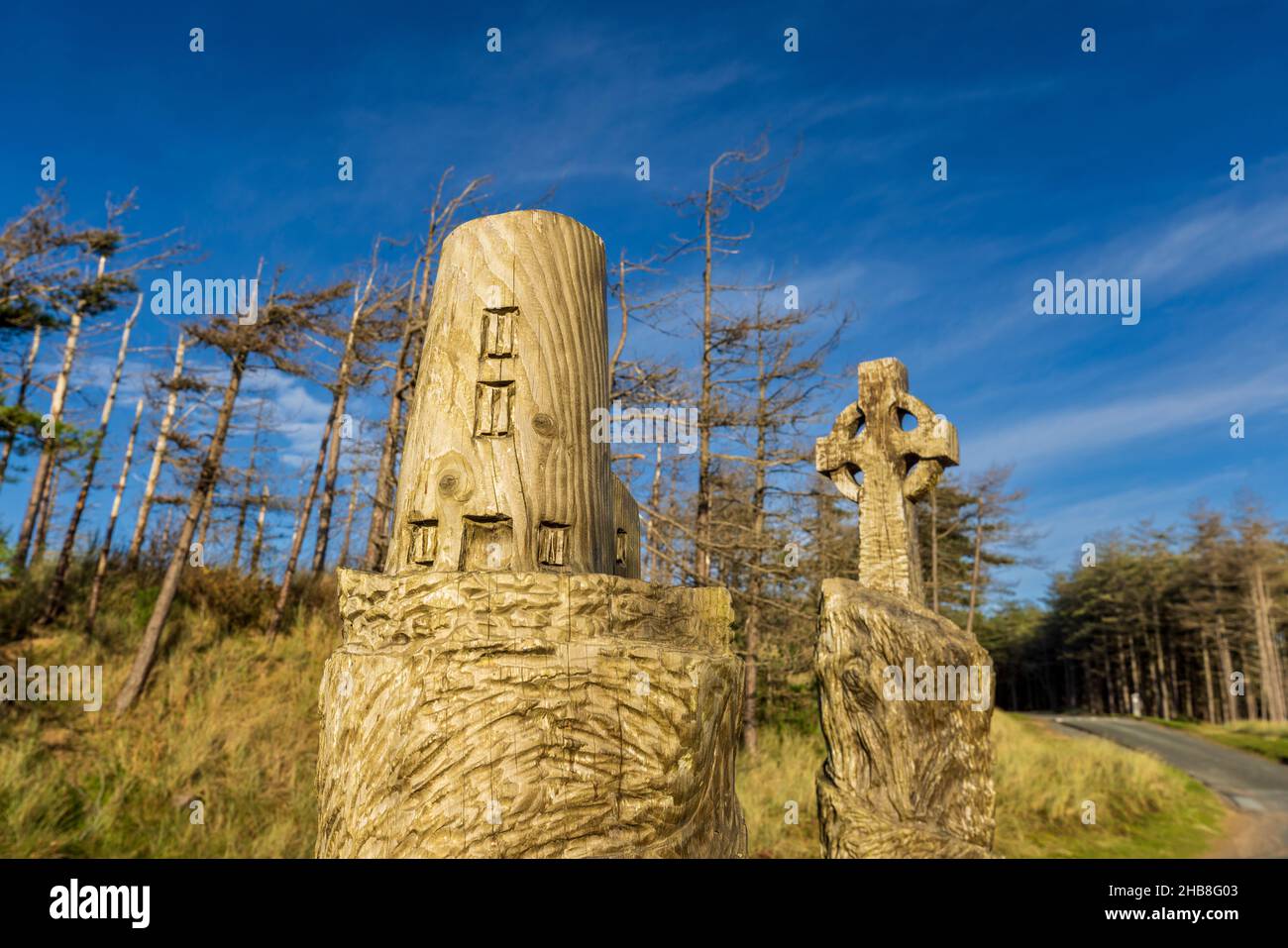 Llanddwyn Island sculture in legno a Newborough Forest, Isola di Anglesey, Galles del Nord Foto Stock