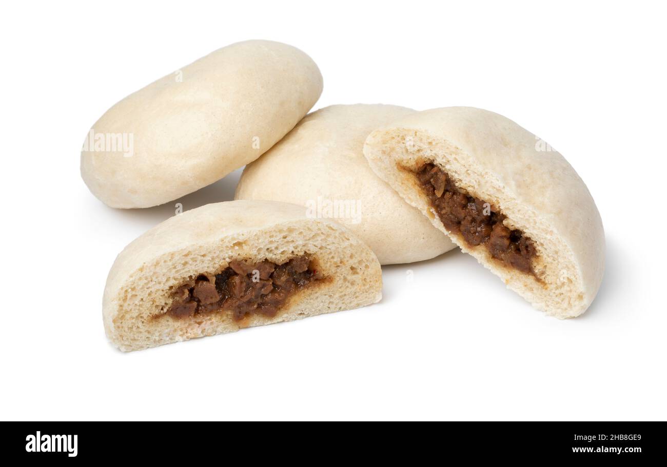Tutto e metà di carne fresca al vapore ripiena di baozi in primo piano isolato su sfondo bianco Foto Stock