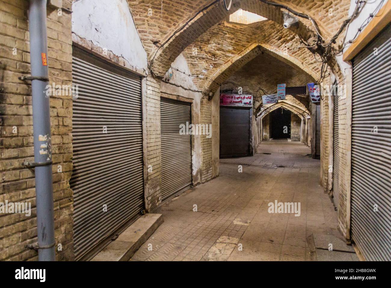 ZANJAN, IRAN - 13 APRILE 2018: Il Bazaar di Zanjan è chiuso il giorno di venerdì fuori, Iran Foto Stock