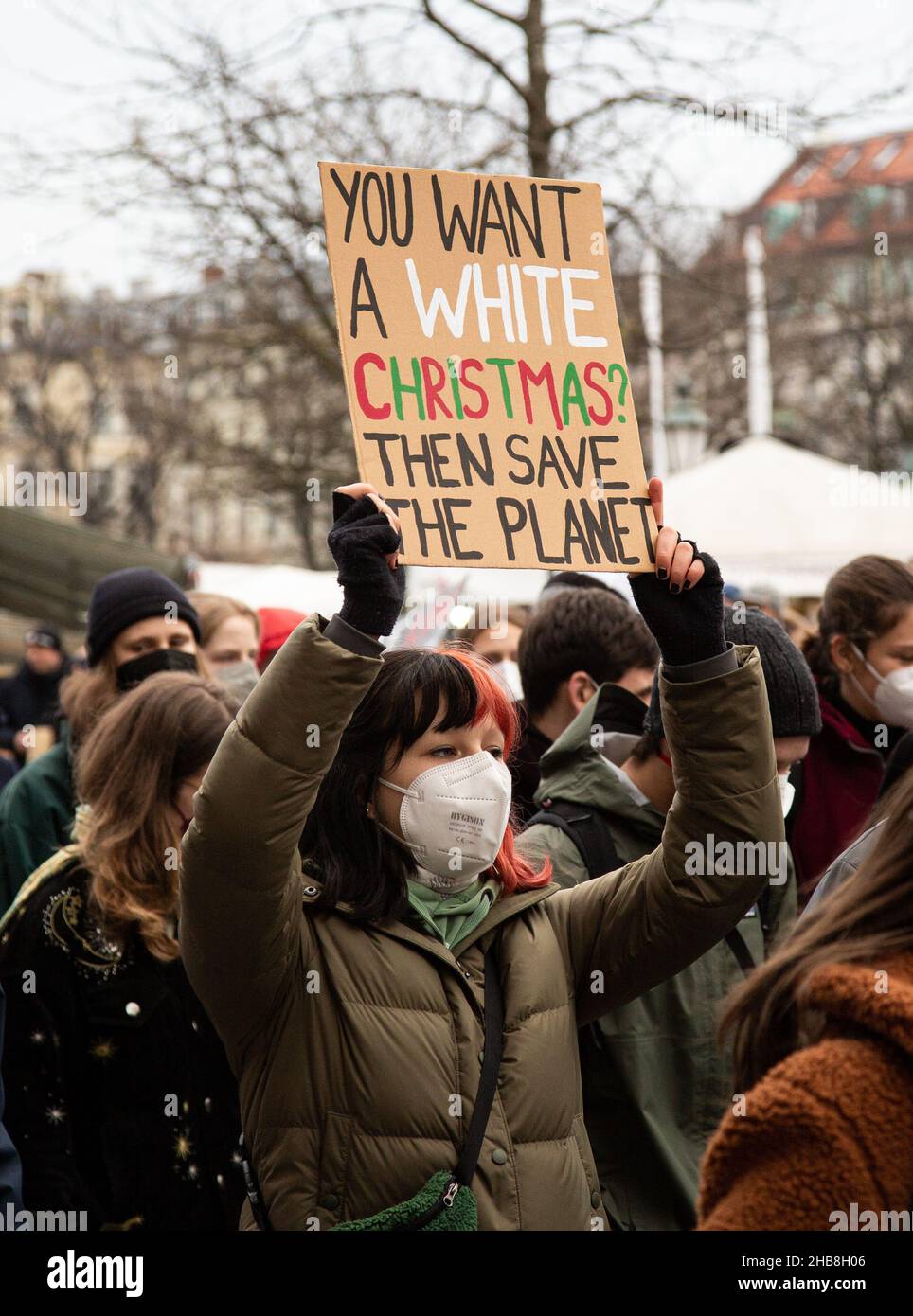 Monaco di Baviera, Germania. 17th Dic 2021. 265 persone hanno partecipato a una manifestazione a Monaco di Baviera, in Germania, per celebrare il terzo compleanno del venerdì per la futura Monaco il 17 dicembre 2021. Essi protestano anche per l'accordo di Parigi, l'obiettivo di 1,5 gradi e la giustizia climatica. (Foto di Alexander Pohl/Sipa USA) Credit: Sipa USA/Alamy Live News Foto Stock