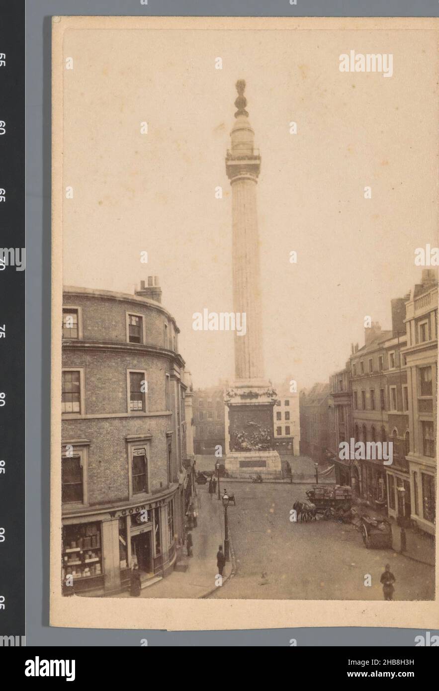 Monumento al Grande incendio di Londra a Londra, Monumento al fuoco (titolo sull'oggetto), anonimo, Christopher Wren, Londra, 1855 - 1885, carta, cartone, stampa albume, altezza 99 mm x larghezza 63 mm Foto Stock