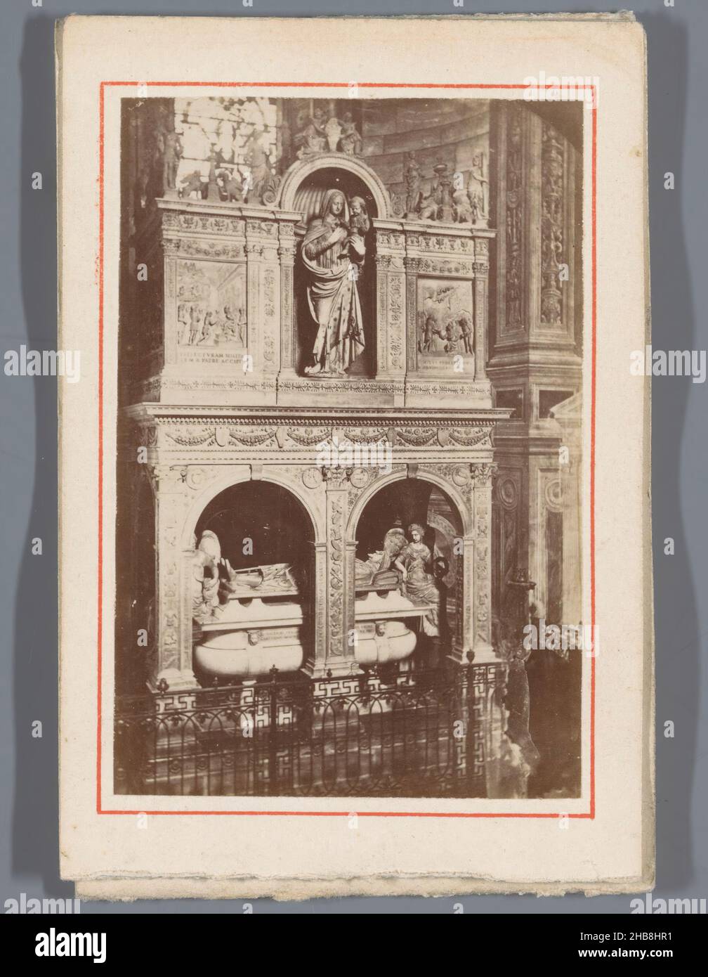 Tomba di Gian Galeazzo Visconti nel convento di Certosa di Pavia in Lombardia, Italia, anonimo, Giovanni Cristoforo Romano, Lombardije, 1854 - 1885, carta, cartone, stampa albume, altezza 109 mm x larghezza 74 mm Foto Stock