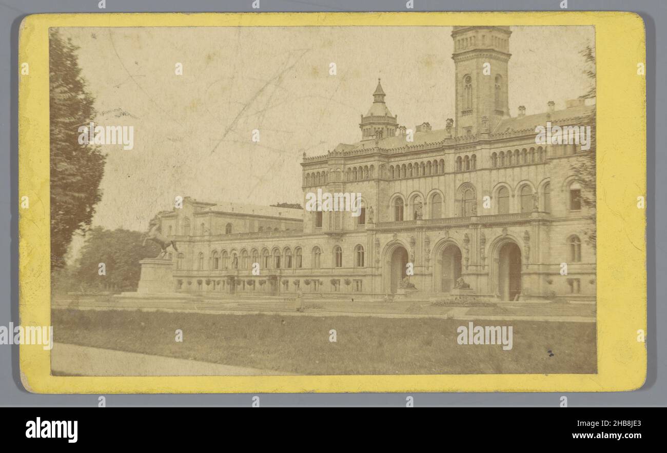 Vista di un palazzo, anonimo, 1854 - 1885, carta, cartone, stampa albume, altezza 64 mm x larghezza 105 mm Foto Stock