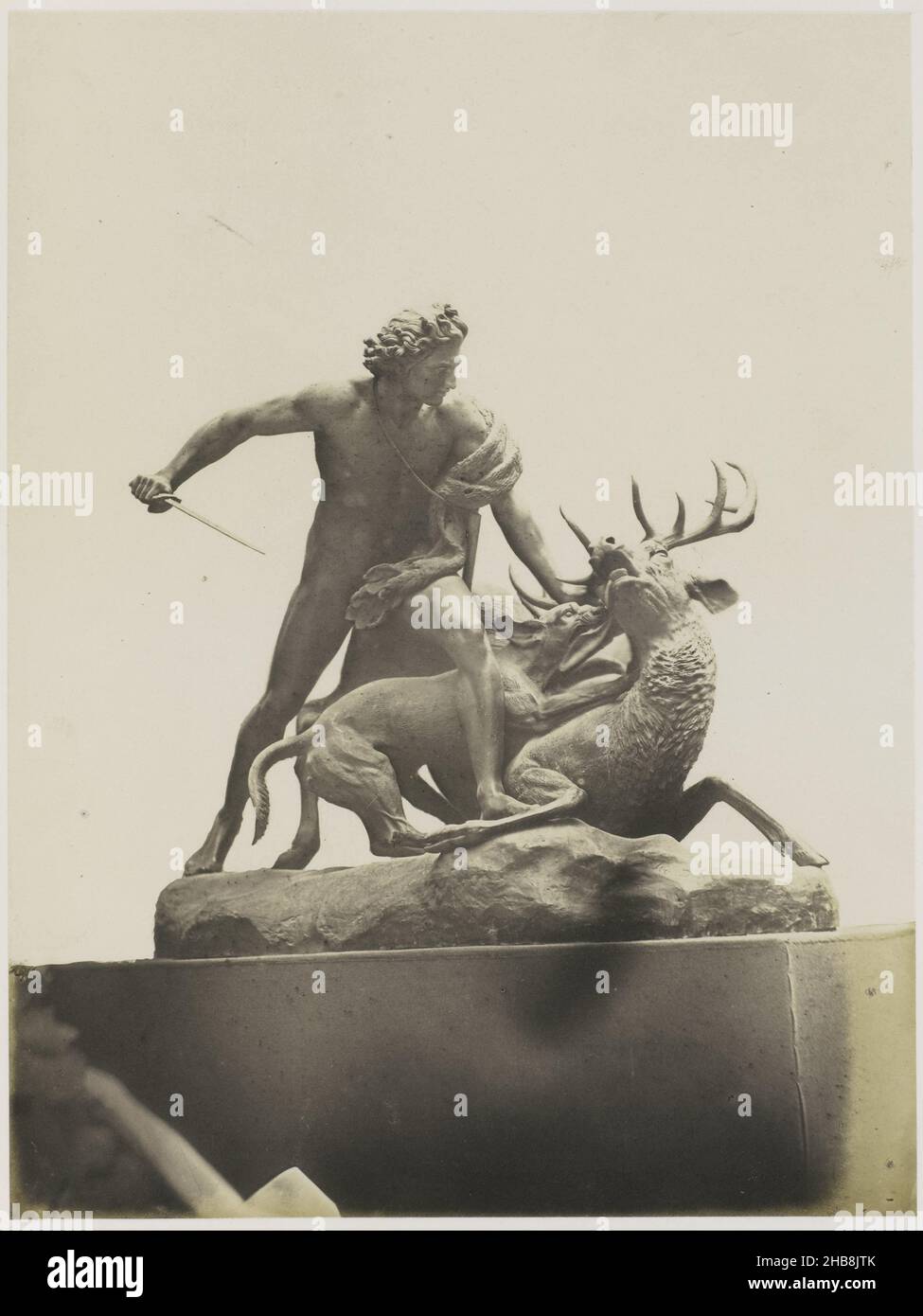 Scultura di un cacciatore e di un pugnale di Jean-Baptiste Joseph Debay, esposta alla Grande Mostra delle opere d'industria di tutte le Nazioni del 1851 a Londra, morte dello Stag. (Bronze) Debay (titolo in oggetto), anonimo, stampatore: Nicolaas Henneman, Londra, 1851, supporto fotografico, stampa su carta salata, altezza 215 mm x larghezza 162 mm Foto Stock