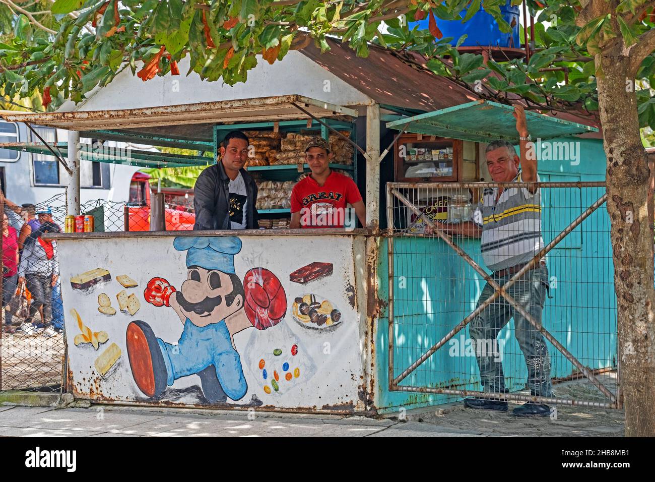 Venditori ambulanti cubani in stand alimentare nella città di Jatibonico, provincia di Sancti Spíritus sull'isola Cuba, Caraibi Foto Stock