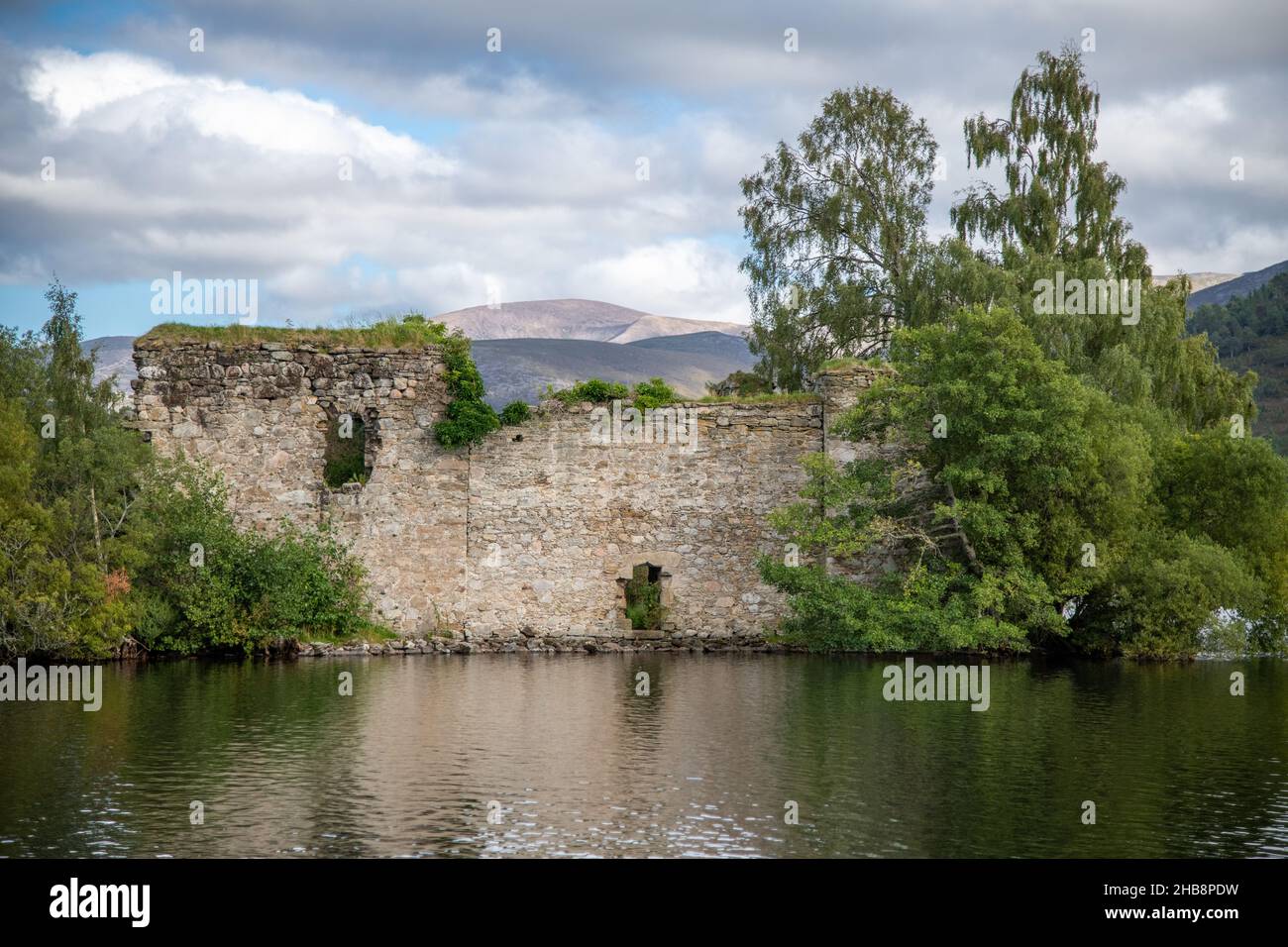 Il castello di Loch An Eilein in Scozia, Regno Unito Foto Stock