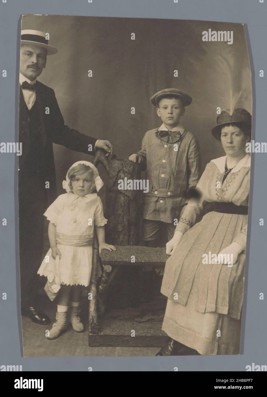 Ritratto di una famiglia sconosciuta, anonimo, c.. 1905 - c. 1920, cartone, carta, altezza 97 mm x larghezza 66 mm Foto Stock