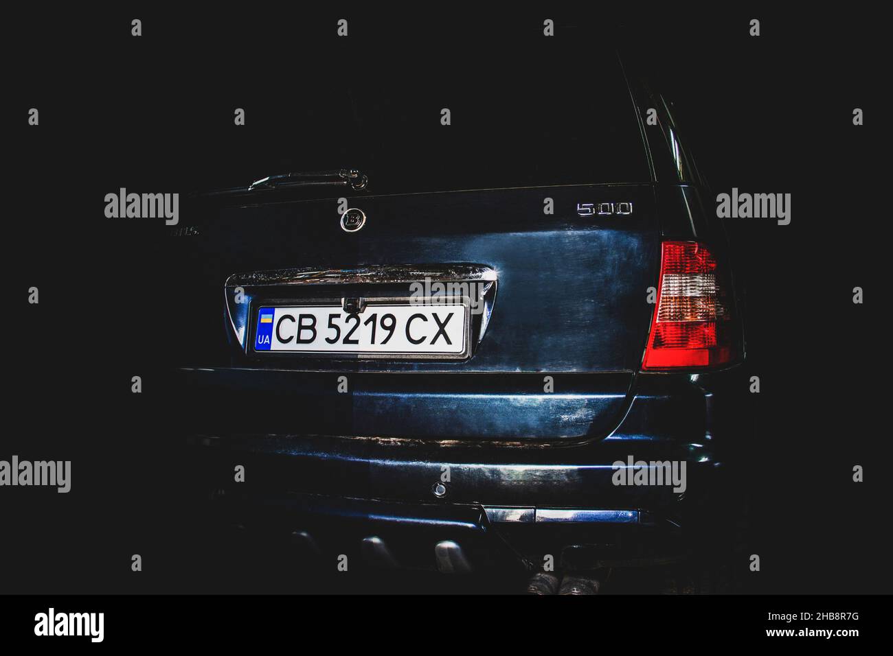 Chernihiv, Ucraina - 1 maggio 2021: Mercedes-Benz ML W163 all'ombra. Mercedes SUV in garage Foto Stock