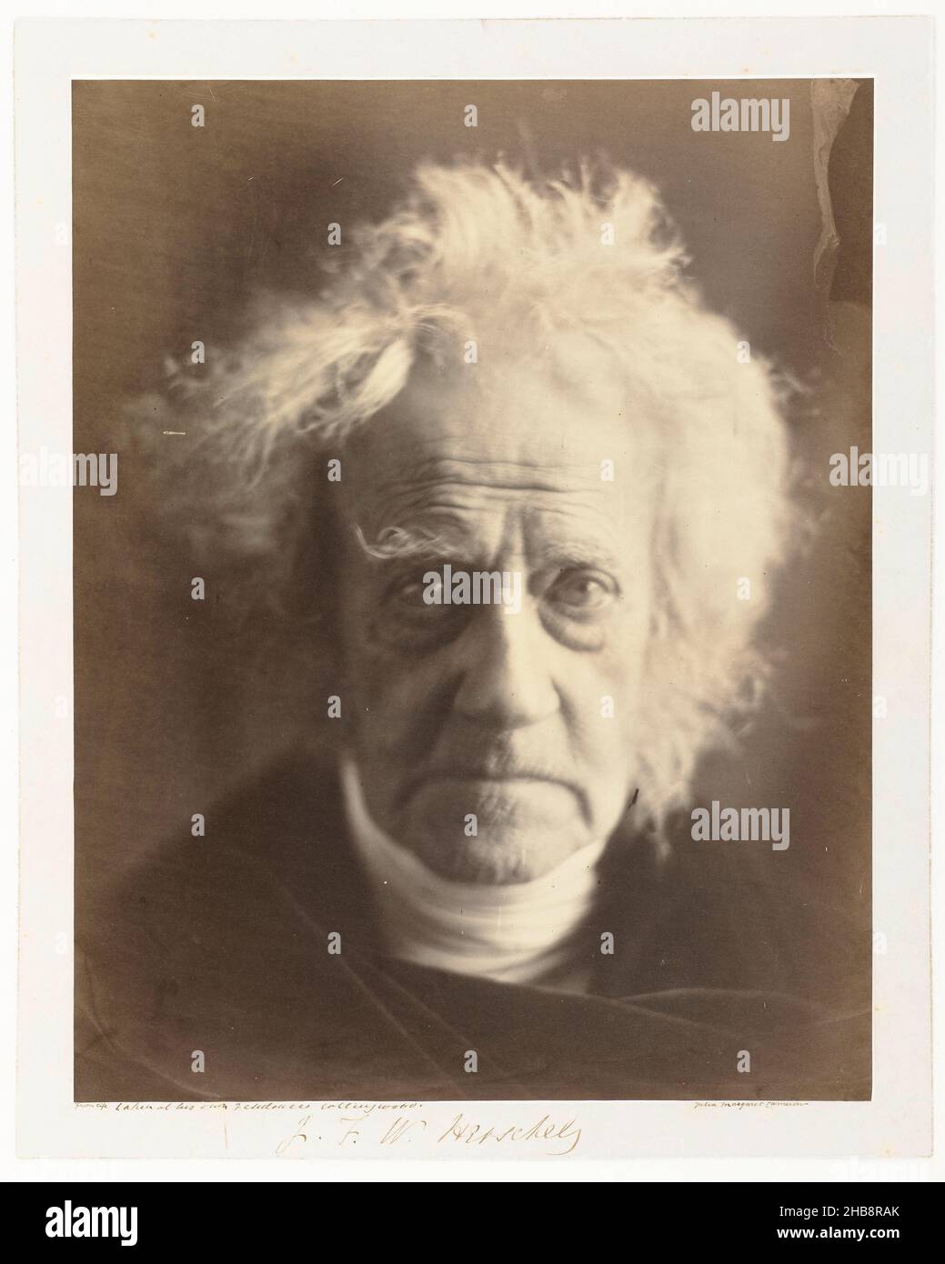 Ritratto dell'astronomo Sir John Herschel, J.F.W. Herschel (titolo sull'oggetto), Julia Margaret Cameron (menzionato sull'oggetto), Kent, 1867, carta, cartone, stampa albume, altezza 355 mm x larghezza 279 mm altezza 537 mm x larghezza 434 mm Foto Stock